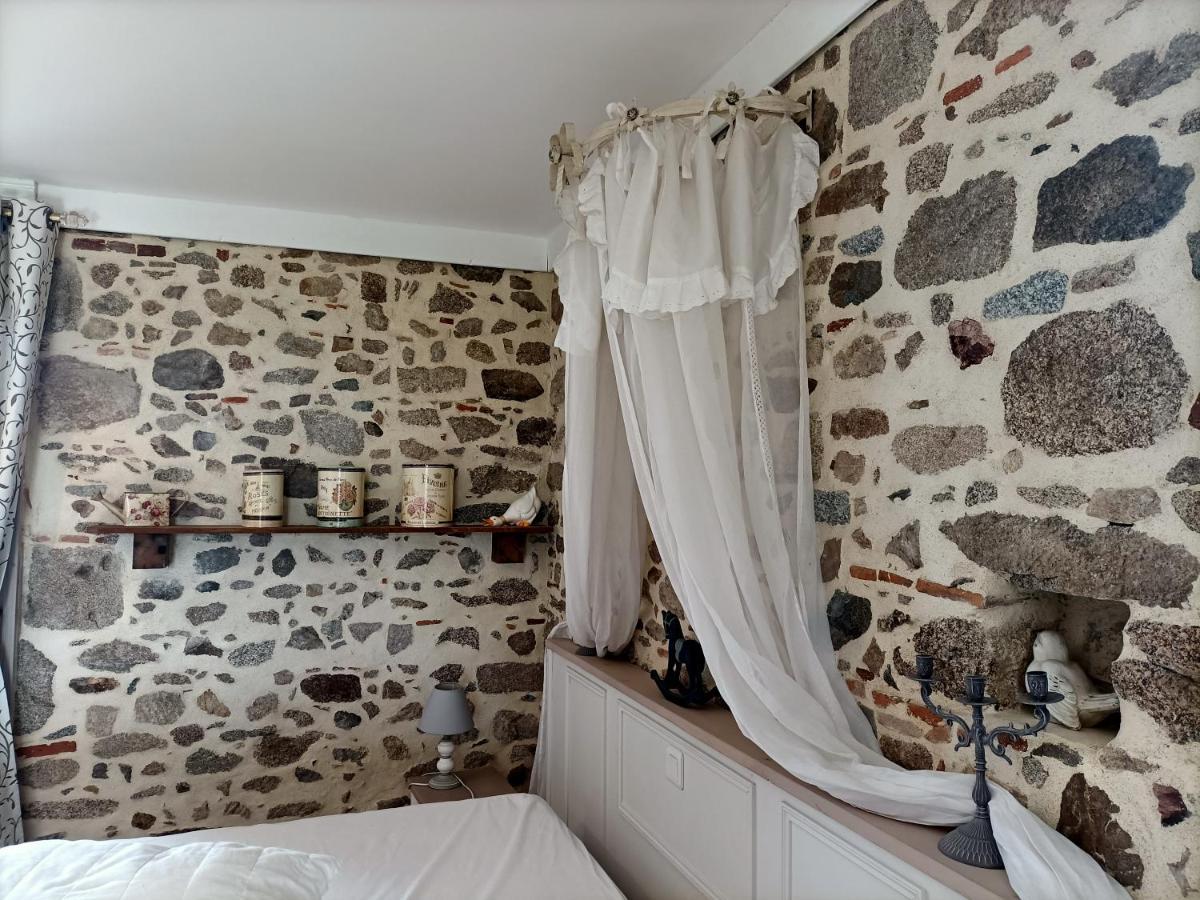 Bed and Breakfast Le Manoir "Aux Douves" Bazoges-en-Paillers Exterior foto