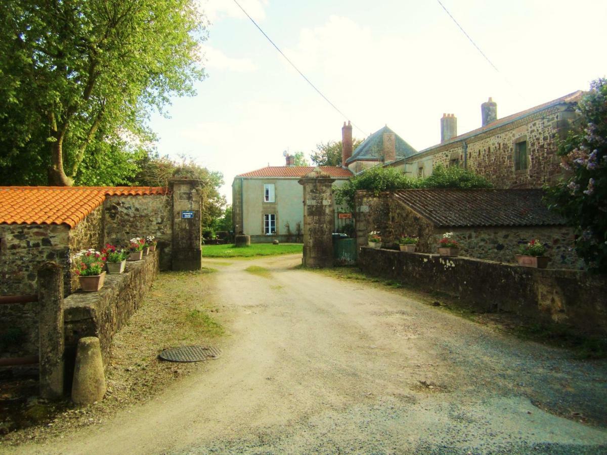 Bed and Breakfast Le Manoir "Aux Douves" Bazoges-en-Paillers Exterior foto